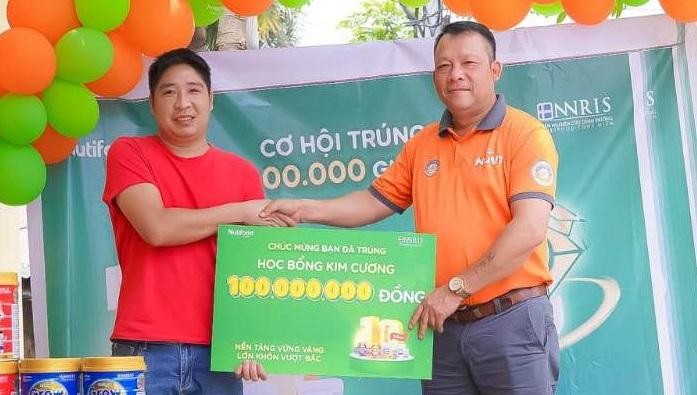 Hàng ngàn phụ huynh hạnh phúc nhận học bổng Nutifood GrowPLUS+ cho con ảnh 2