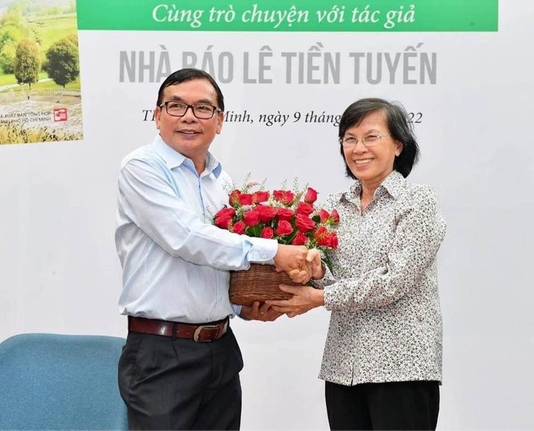 Nhà báo Lê Tiền Tuyến với 40 năm đi để sống nhiều hơn ảnh 1