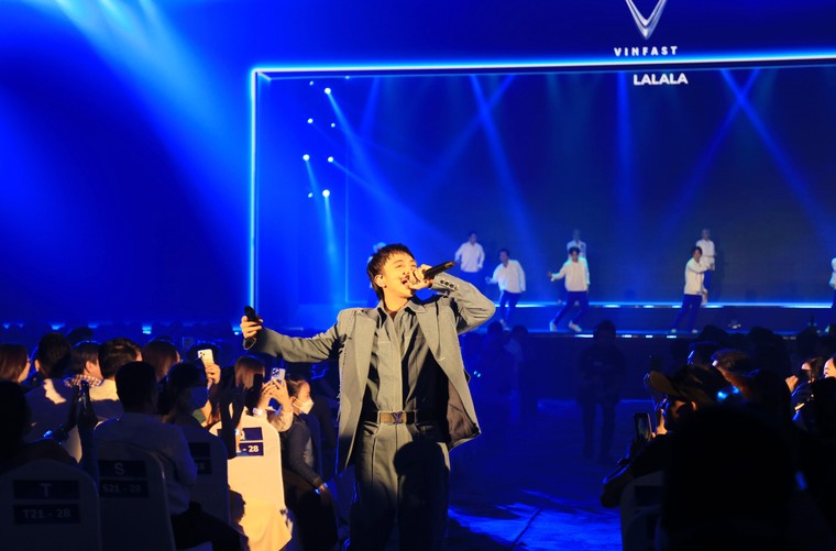 Cộng đồng Vinfast toàn cầu “bùng nổ” cảm xúc trong đêm kết nối ở TP.HCM ảnh 12