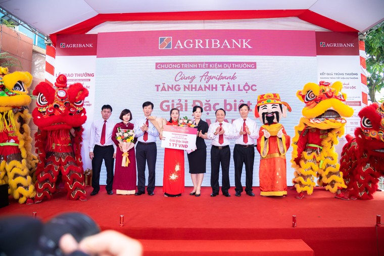 Khách hàng may mắn nhận giải đặc biệt chương trình “Cùng Agribank – Tăng nhanh Tài Lộc” ảnh 3
