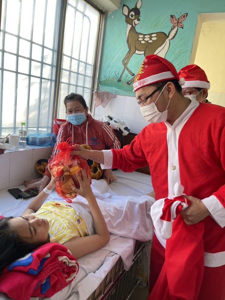 Giáng Sinh đong đầy yêu thương tại Bệnh viện Nhi Đồng 1 ảnh 3