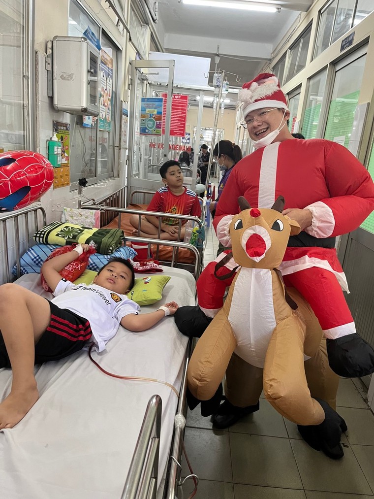Giáng Sinh đong đầy yêu thương tại Bệnh viện Nhi Đồng 1 ảnh 2