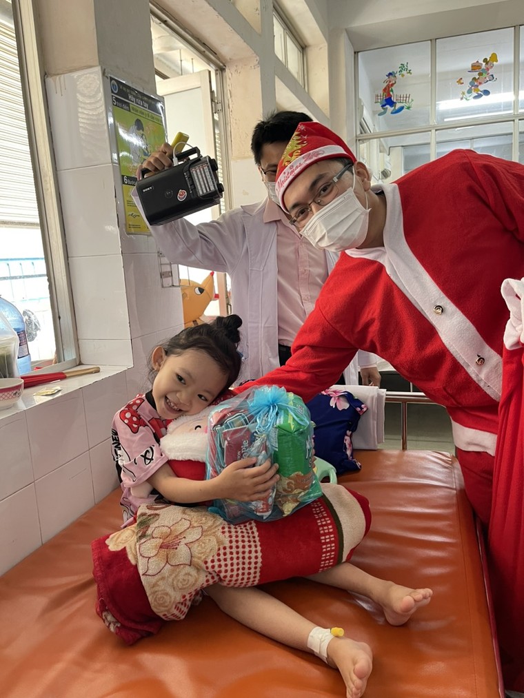 Giáng Sinh đong đầy yêu thương tại Bệnh viện Nhi Đồng 1 ảnh 4