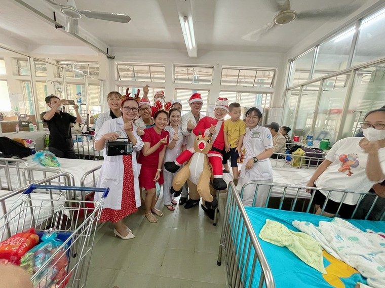 Giáng Sinh đong đầy yêu thương tại Bệnh viện Nhi Đồng 1 ảnh 10