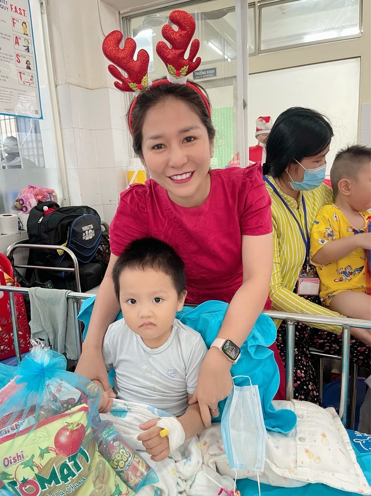 Giáng Sinh đong đầy yêu thương tại Bệnh viện Nhi Đồng 1 ảnh 9