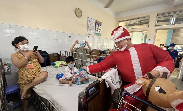 Giáng Sinh đong đầy yêu thương tại Bệnh viện Nhi Đồng 1 ảnh 7