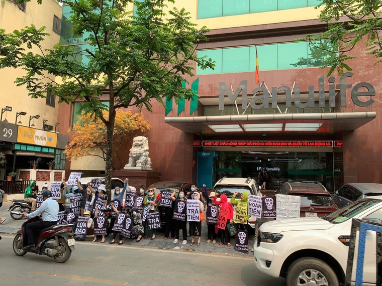 Hàng trăm khách hàng tố cáo Manulife: Tư vấn gửi tiết kiệm, thực tế đóng bảo hiểm ảnh 1