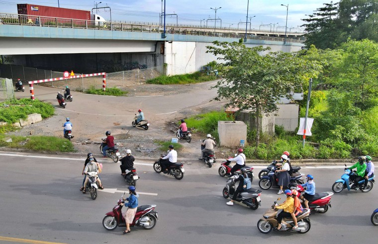 Người dân đề nghị điều tra việc chặn đường gần trạm thu phí Xa lộ Hà Nội ảnh 2
