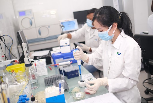 Việt kiều suýt mất chân vì vết côn trùng cắn ảnh 2