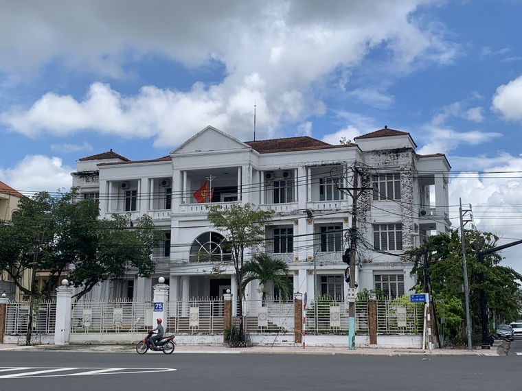 UBND tỉnh có quyết định thu hồi, khách sạn Bcons Bình Dương vẫn tồn tại trên đất công? ảnh 1