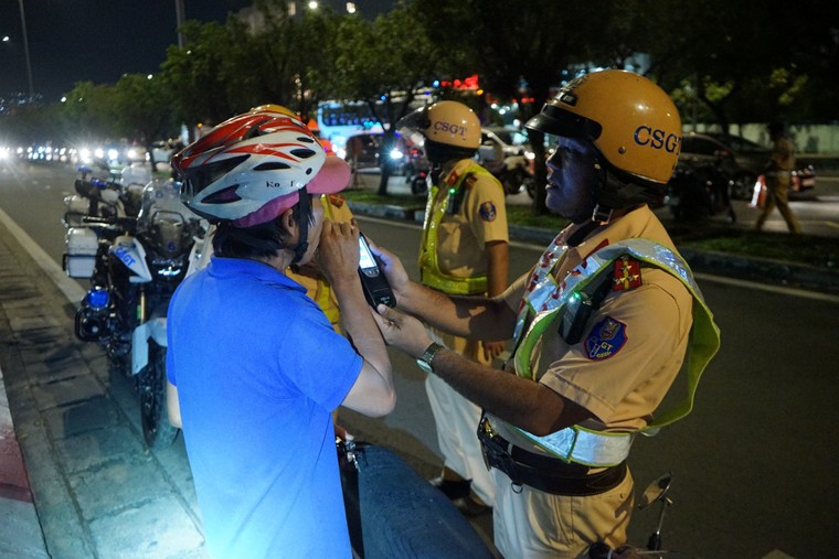 Theo chân CSGT kiểm soát nồng độ cồn ảnh 1