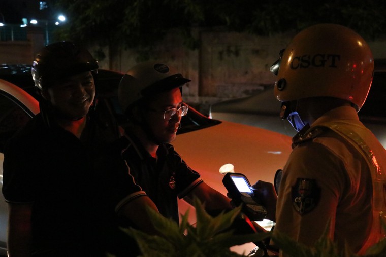 Theo chân CSGT kiểm soát nồng độ cồn ảnh 10