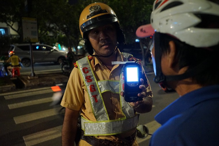 Theo chân CSGT kiểm soát nồng độ cồn ảnh 2