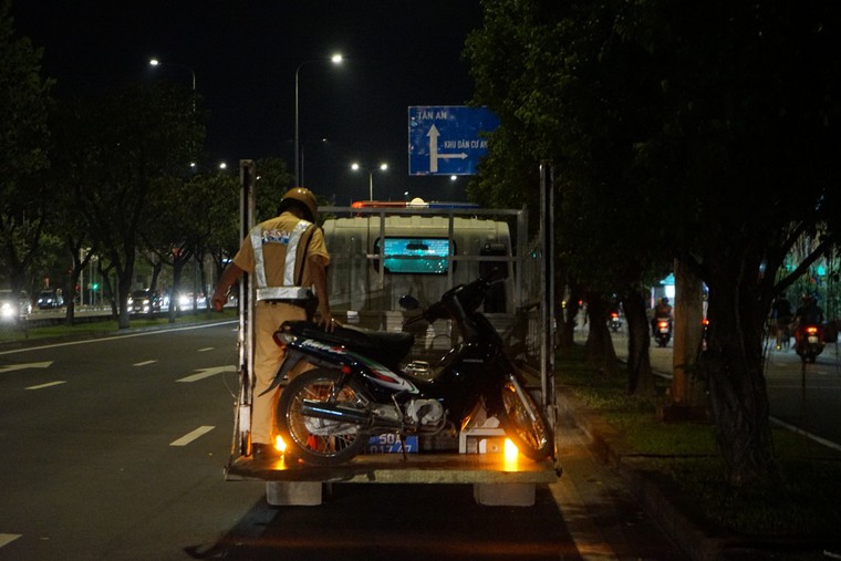 Theo chân CSGT kiểm soát nồng độ cồn ảnh 6