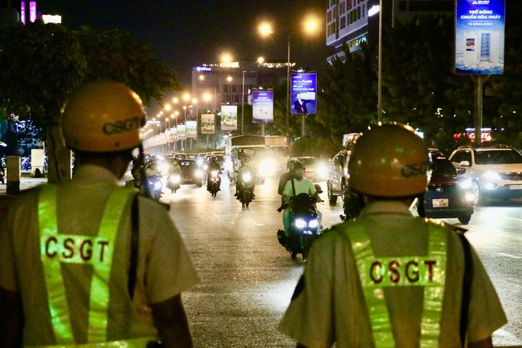 Theo chân CSGT kiểm soát nồng độ cồn ảnh 7