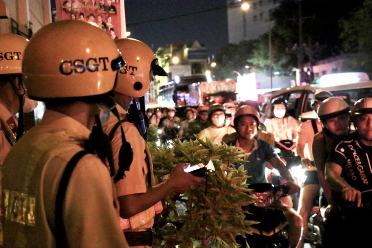 Theo chân CSGT kiểm soát nồng độ cồn ảnh 8