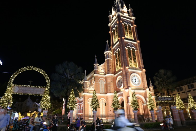 Đường phố TP.HCM trang hoàng lung linh đón Lễ Giáng Sinh ảnh 3