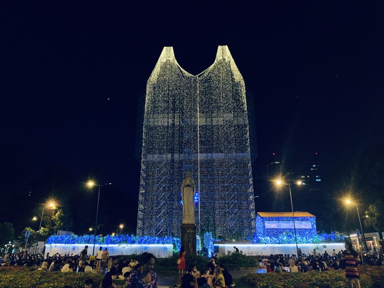 Đường phố TP.HCM trang hoàng lung linh đón Lễ Giáng Sinh ảnh 1