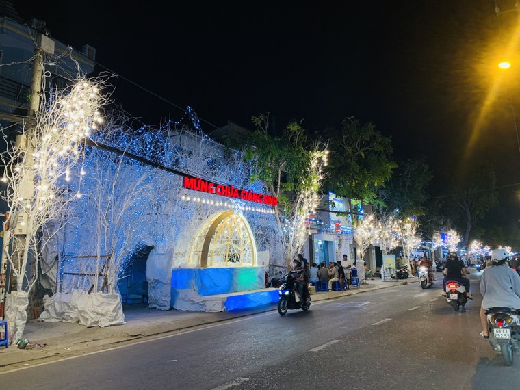 Đường phố TP.HCM trang hoàng lung linh đón Lễ Giáng Sinh ảnh 5