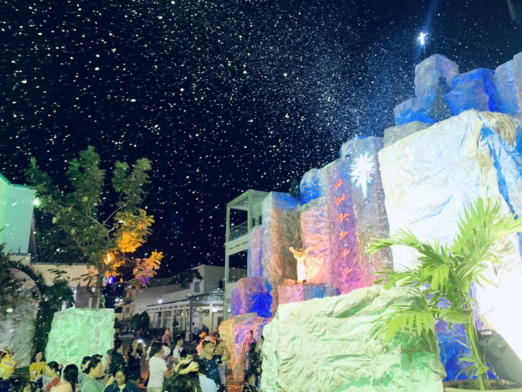 Đường phố TP.HCM trang hoàng lung linh đón Lễ Giáng Sinh ảnh 8