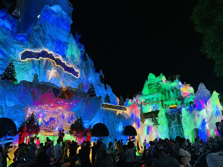 Đường phố TP.HCM trang hoàng lung linh đón Lễ Giáng Sinh ảnh 9