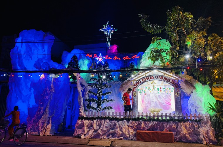 Đường phố TP.HCM trang hoàng lung linh đón Lễ Giáng Sinh ảnh 10