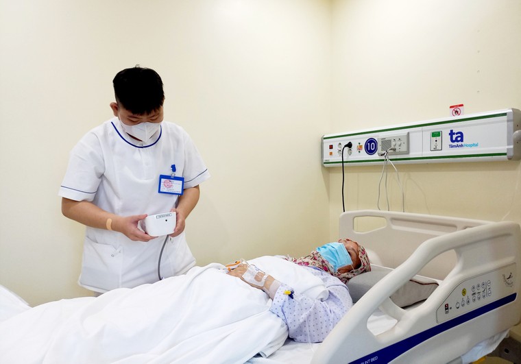 Bà cụ thoát "cửa tử" nhờ bác sĩ cấp cứu đột quỵ tận nhà ảnh 1