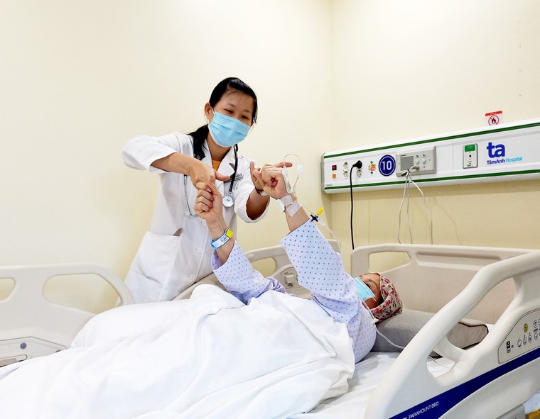 Bà cụ thoát "cửa tử" nhờ bác sĩ cấp cứu đột quỵ tận nhà ảnh 2