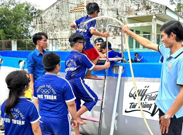 Quỹ Phát triển Tài năng Việt tiếp tục trao tặng hồ bơi cho trẻ em nghèo ảnh 1