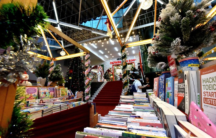 Sài Gòn trang hoàng rực rỡ đón Giáng Sinh ảnh 4