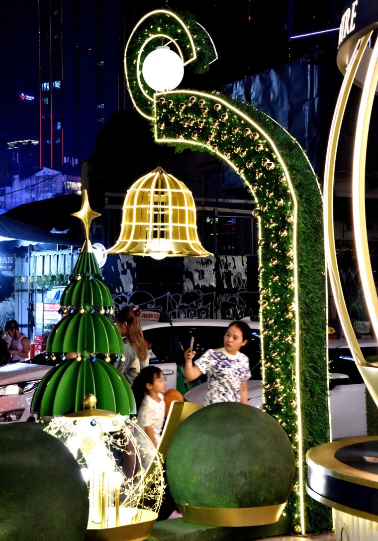 Sài Gòn trang hoàng rực rỡ đón Giáng Sinh ảnh 7