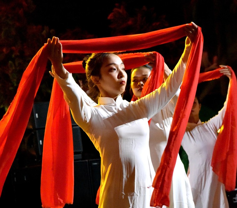 Hàng nghìn người tham dự đêm nhạc “Bài ca không quên” ảnh 13