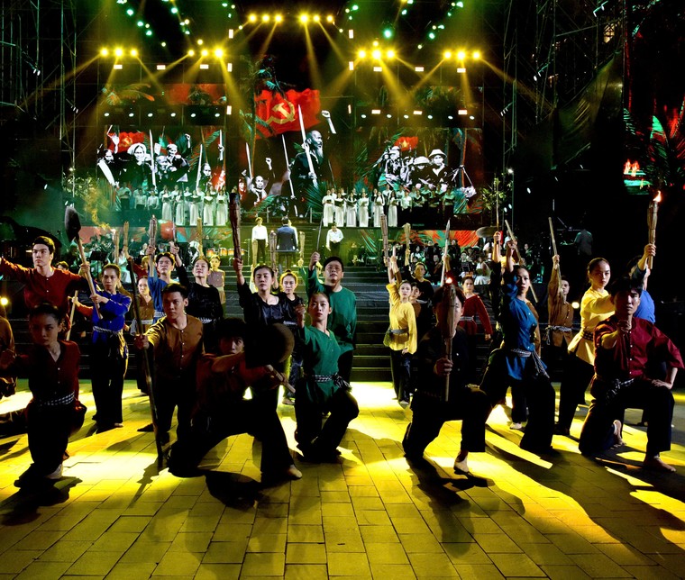 Hàng nghìn người tham dự đêm nhạc “Bài ca không quên” ảnh 14