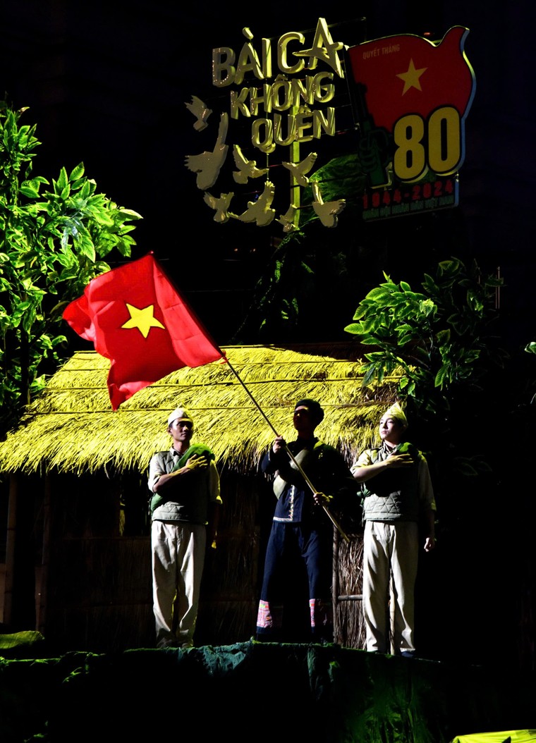 Hàng nghìn người tham dự đêm nhạc “Bài ca không quên” ảnh 15