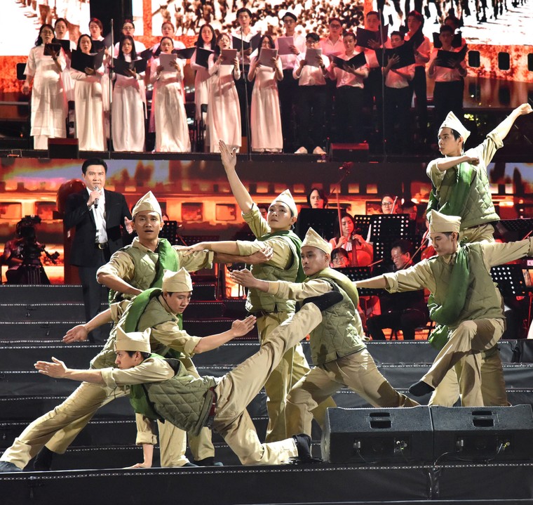 Hàng nghìn người tham dự đêm nhạc “Bài ca không quên” ảnh 3