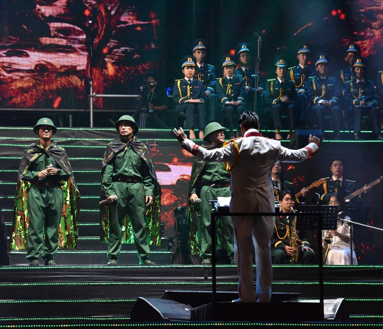 Hàng nghìn người tham dự đêm nhạc “Bài ca không quên” ảnh 2