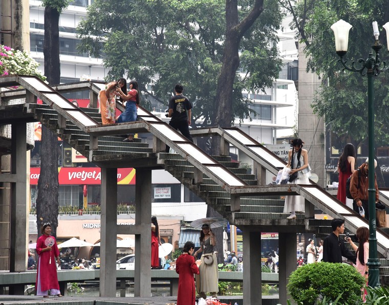 Hồ Con Rùa ngày và đêm đón năm mới 2025 ảnh 2