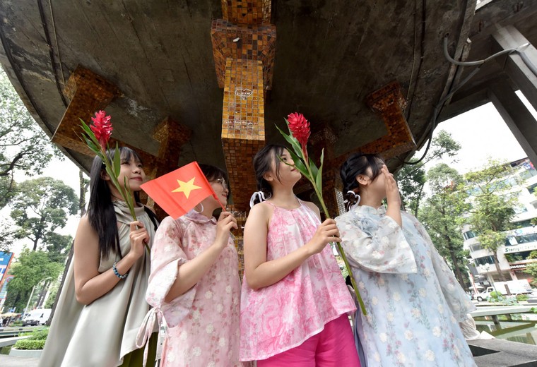 Hồ Con Rùa ngày và đêm đón năm mới 2025 ảnh 22