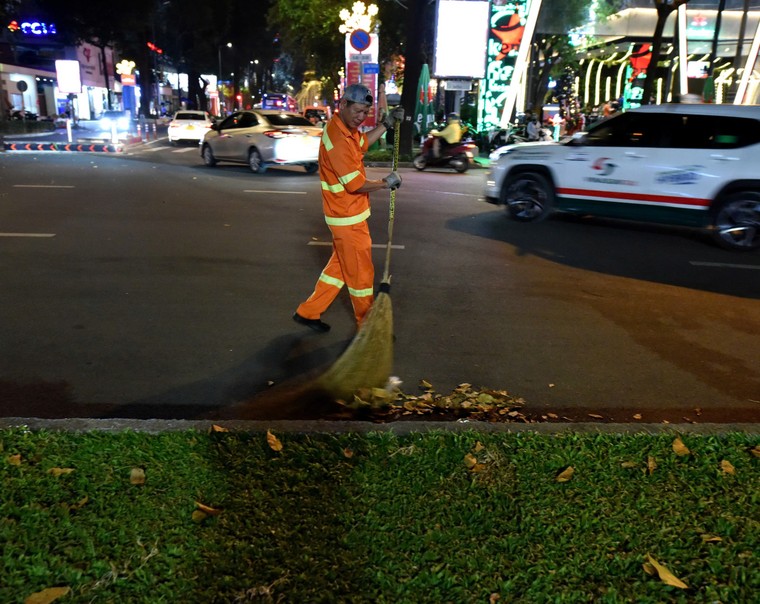 Hồ Con Rùa ngày và đêm đón năm mới 2025 ảnh 24