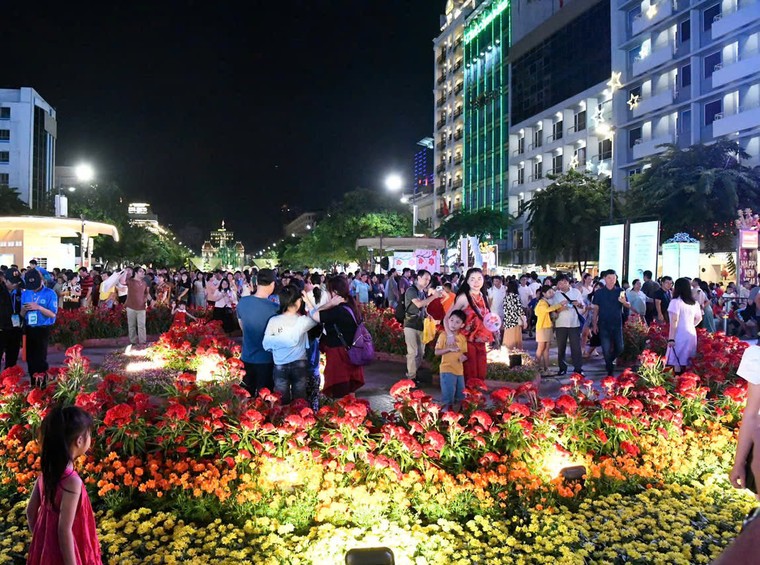 TP.HCM: Khai mạc Đường hoa Nguyễn Huệ, hàng ngàn du khách náo nức đón Xuân ảnh 4