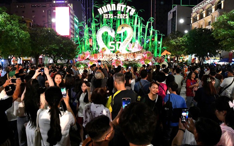 TP.HCM: Khai mạc Đường hoa Nguyễn Huệ, hàng ngàn du khách náo nức đón Xuân ảnh 1