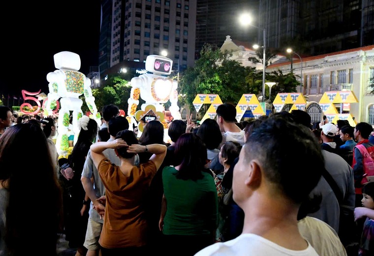 TP.HCM: Khai mạc Đường hoa Nguyễn Huệ, hàng ngàn du khách náo nức đón Xuân ảnh 6