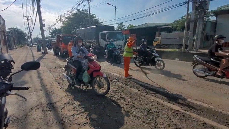 Truy tìm xe ben đổ bùn đất khiến nhiều phương tiện té ngã ảnh 3