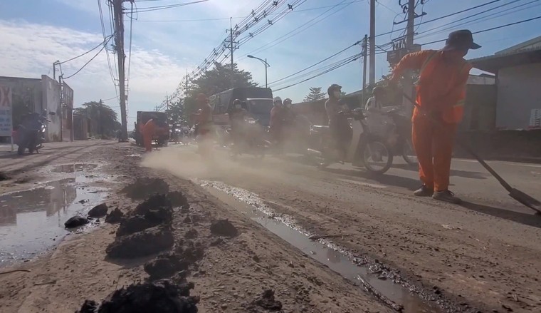 Truy tìm xe ben đổ bùn đất khiến nhiều phương tiện té ngã ảnh 2