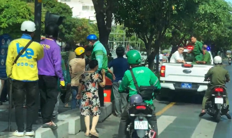 TP.HCM: Đôi nam nữ đánh bảo vệ bất tỉnh vì bị nhắc nhở thả rông chó ảnh 1