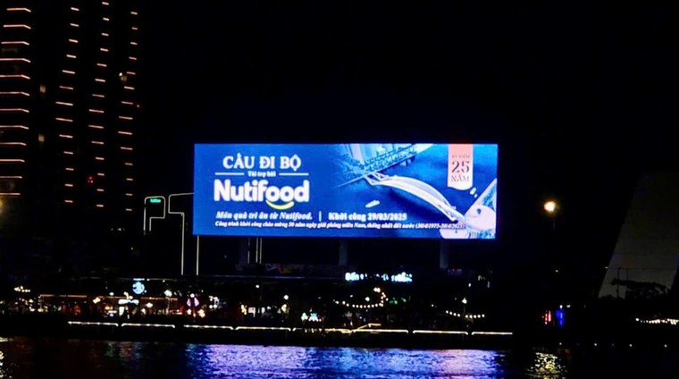 Cầu đi bộ qua sông Sài Gòn tỏa sáng trên Sky LED lớn nhất Đông Nam Á ảnh 2