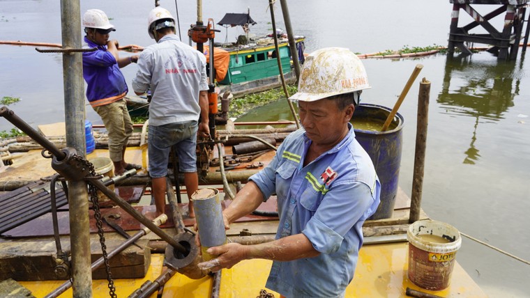 Cầu đi bộ qua sông Sài Gòn tỏa sáng trên Sky LED lớn nhất Đông Nam Á ảnh 4