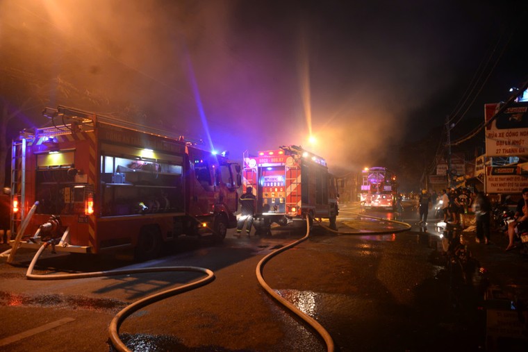 TP.HCM: Cháy lớn trong chợ Thanh Đa, nhiều ki ốt bị thiêu rụi ảnh 2
