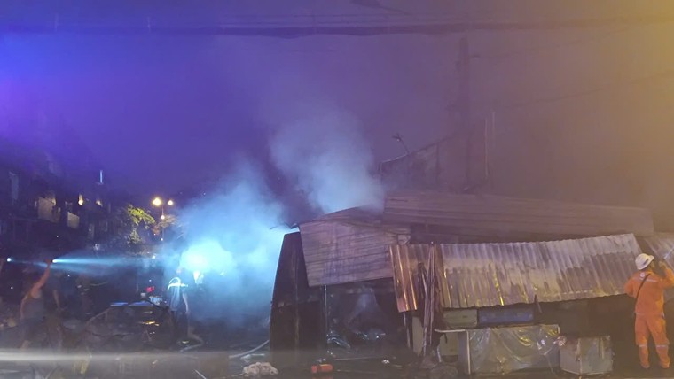TP.HCM: Cháy lớn trong chợ Thanh Đa, nhiều ki ốt bị thiêu rụi ảnh 3