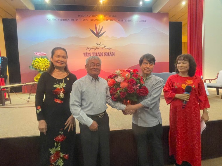 Nhà thơ Nguyễn Duy “tìm thân nhân” khắp ba miền ảnh 1